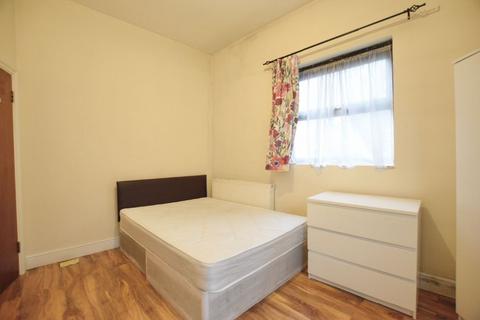 4 bedroom flat to rent, Denmark Street, Plaistow, E13