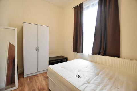 4 bedroom flat to rent, Denmark Street, Plaistow, E13