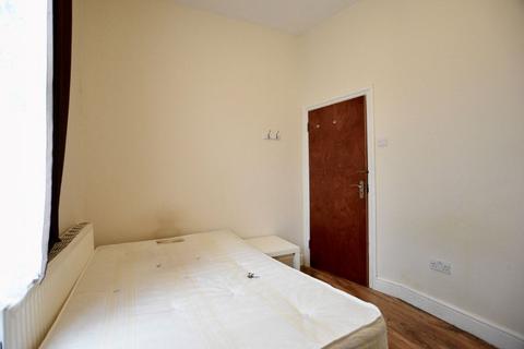 4 bedroom flat to rent, Denmark Street, Plaistow, E13