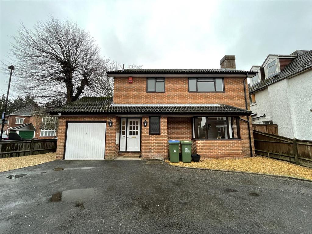 Westridge Road, Portswood, Southampton 3 bed detached house £1,800