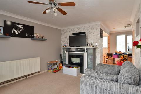 3 Compass Close, Littlehampton, BN17 6SA