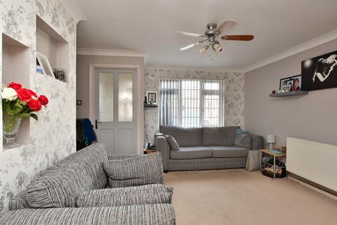 3 Compass Close, Littlehampton, BN17 6SA