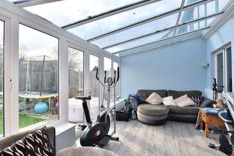 3 Compass Close, Littlehampton, BN17 6SA