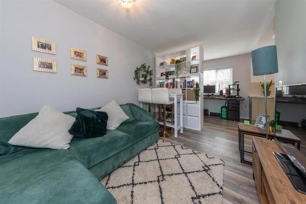 Kiln Way, Dunstable, Bedfordshire 2 bed apartment £180,000