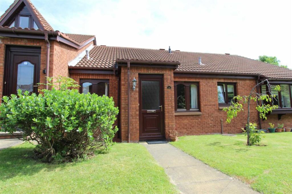 33 Carrick Drive, Dalgety Bay 2 bed terraced bungalow £625 pcm (£144 pw)
