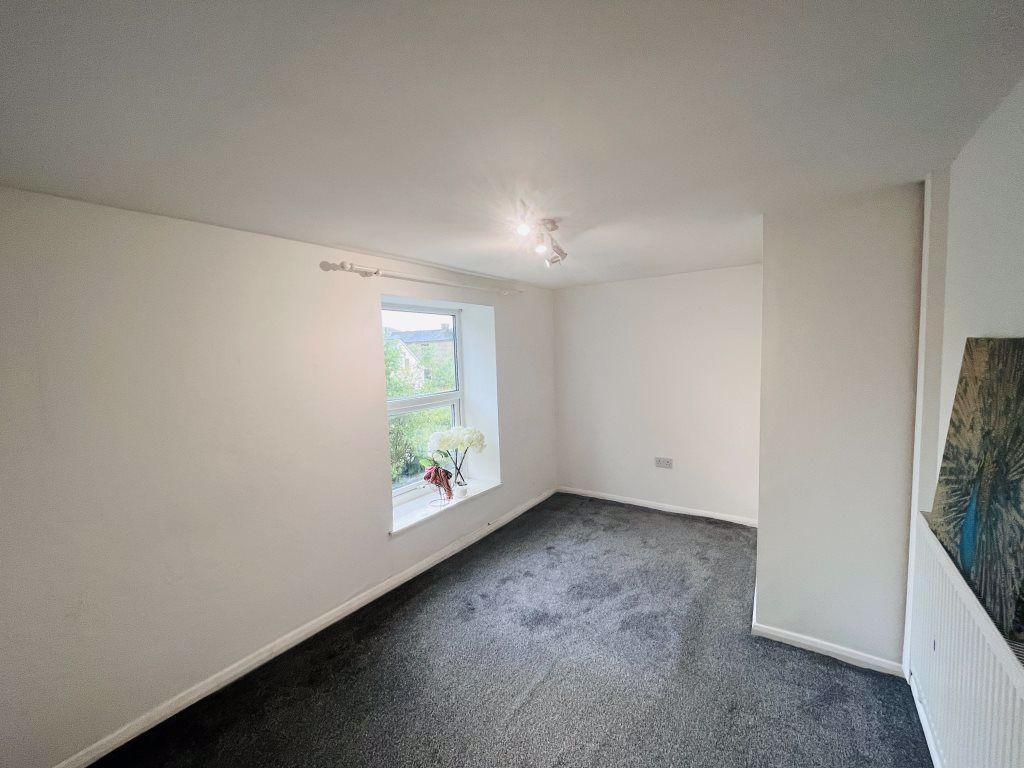 Bury Road, Edenfield, Bury, BL0 0ET 2 bed apartment £695 pcm (£160 pw)