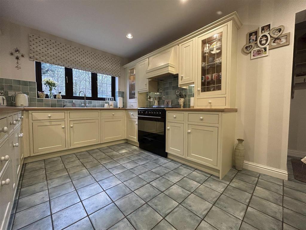 11 Campion Grove Halesowen Kitchen.jpg