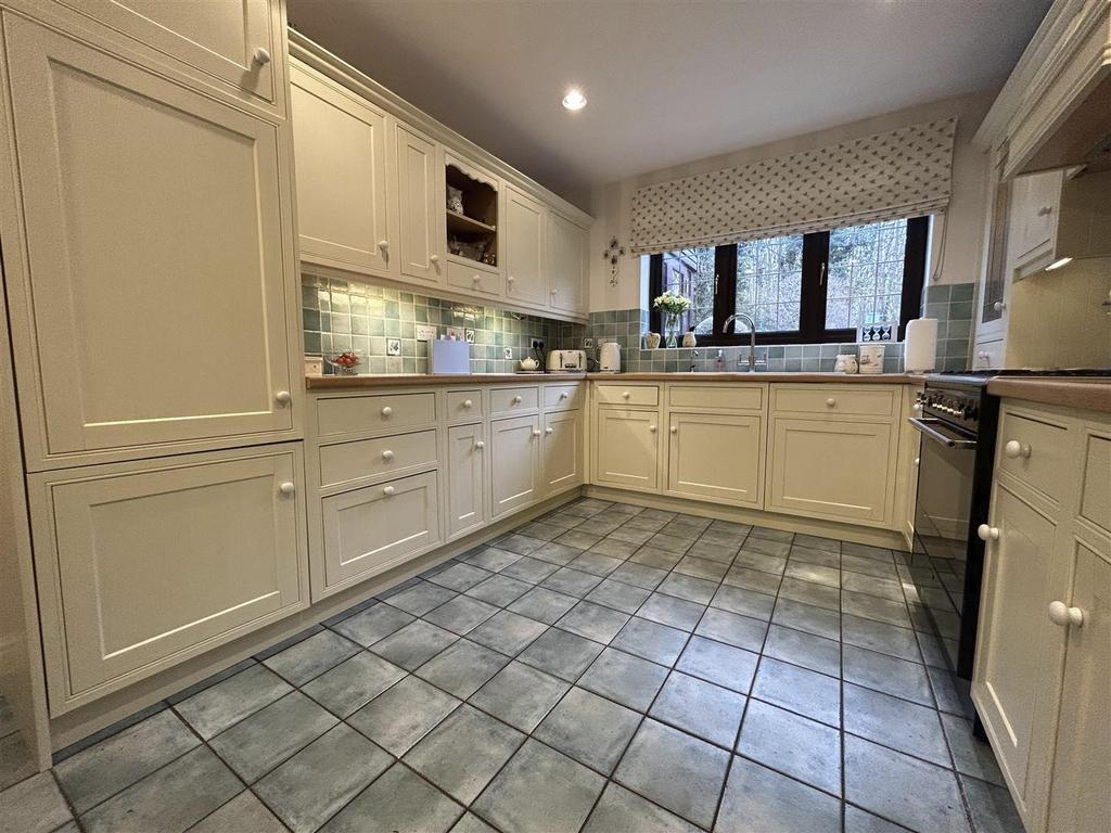 12 Campion Grove Halesowen Kitchen.jpg