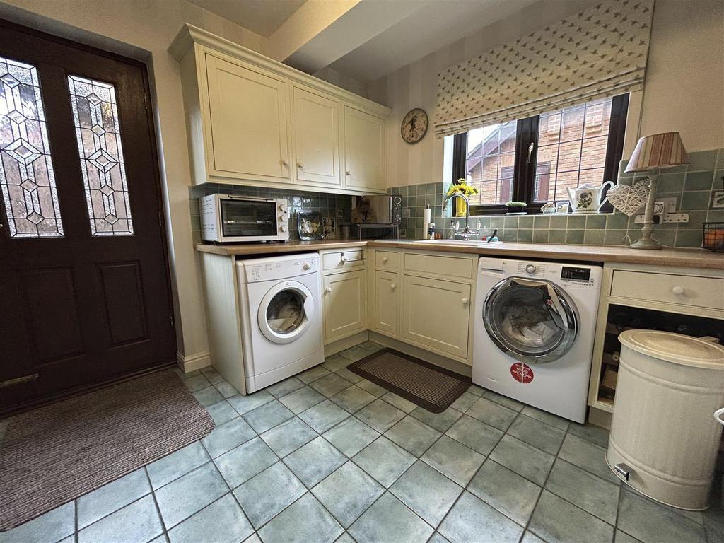 13 Campion Grove Halesowen Utility.jpg