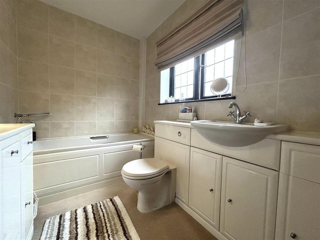 21 Campion Grove Halesowen En-Suite.jpg