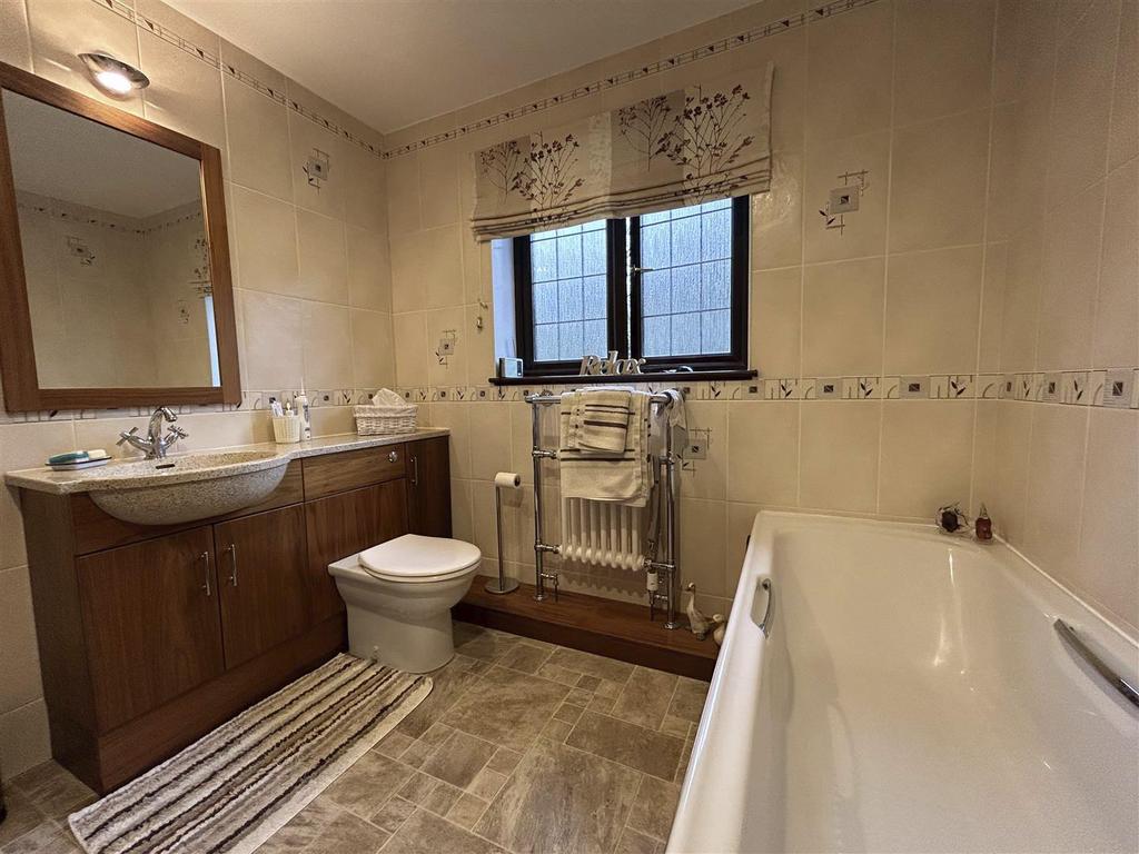27 Campion Grove Halesowen Bathroom.jpg