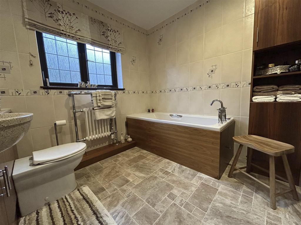 28 Campion Grove Halesowen Bathroom.jpg