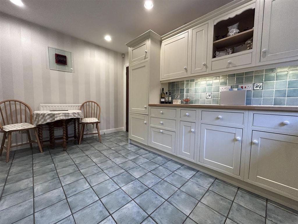 10 Campion Grove Halesowen Kitchen.jpg