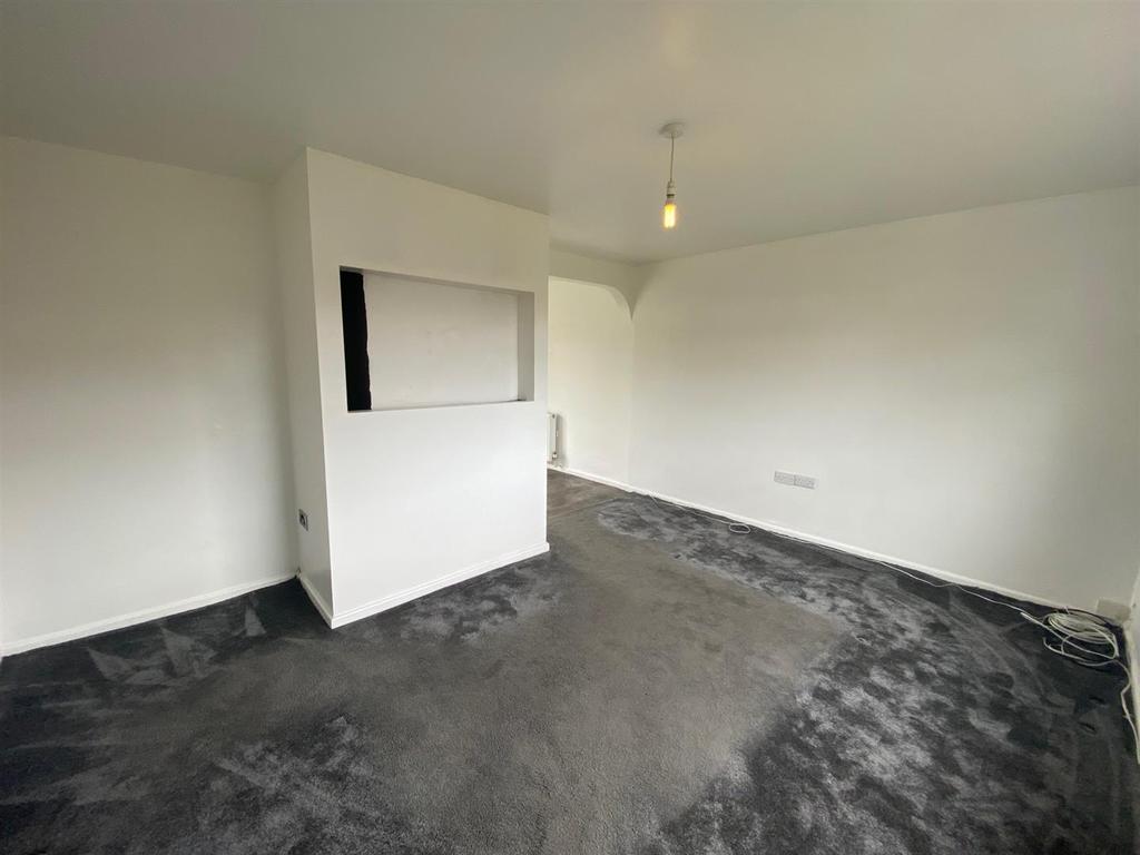 Lumb Lane, Liversedge 2 bed semidetached house £695 pcm (£160 pw)