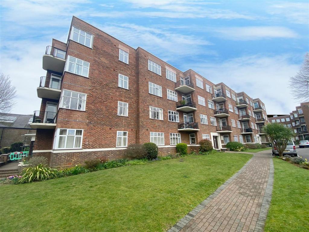 Fairways, Dyke Road, Brighton 1 bed flat £1,150 pcm (£265 pw)