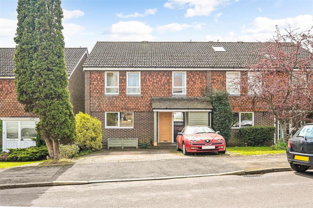 Moggs Mead, Petersfield 4 bed semidetached house £550,000