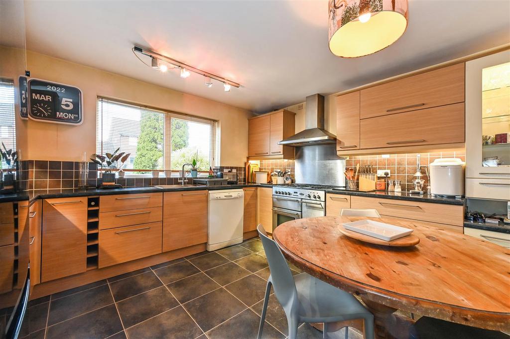 Moggs Mead, Petersfield 4 bed semidetached house £550,000