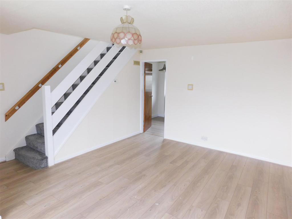 Helston Drive, Royton, Oldham 3 bed semidetached house £975 pcm (£