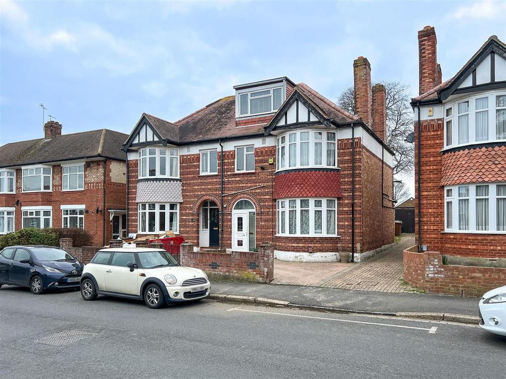 Lower Drayton Lane, Drayton 5 bed semidetached house £500,000