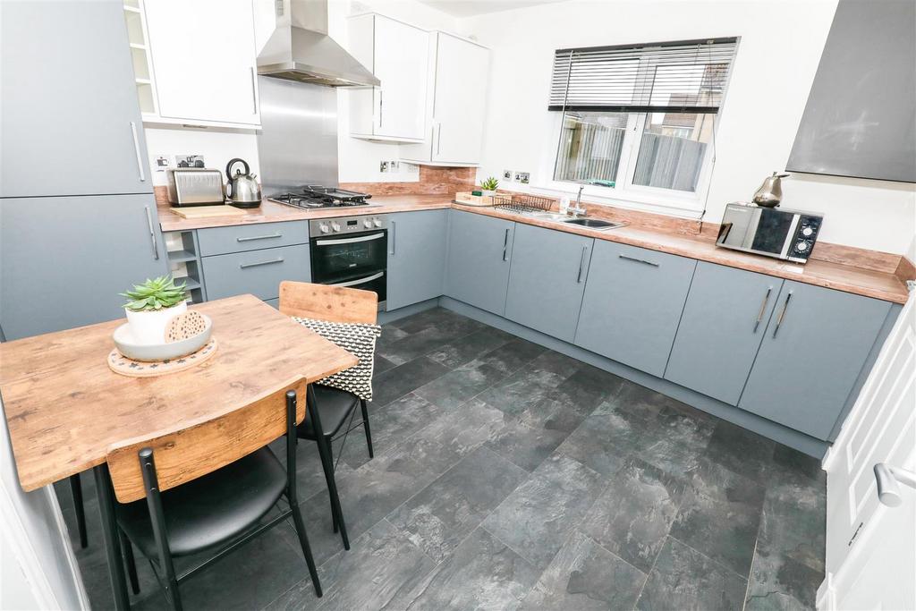 Lochty Drive, Kinglassie 2 bed terraced house £127,995