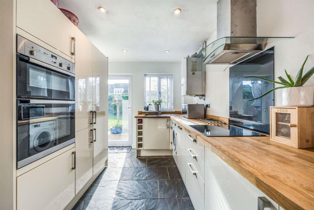 Pheasant Way, Cirencester 3 bed detached house £409,950