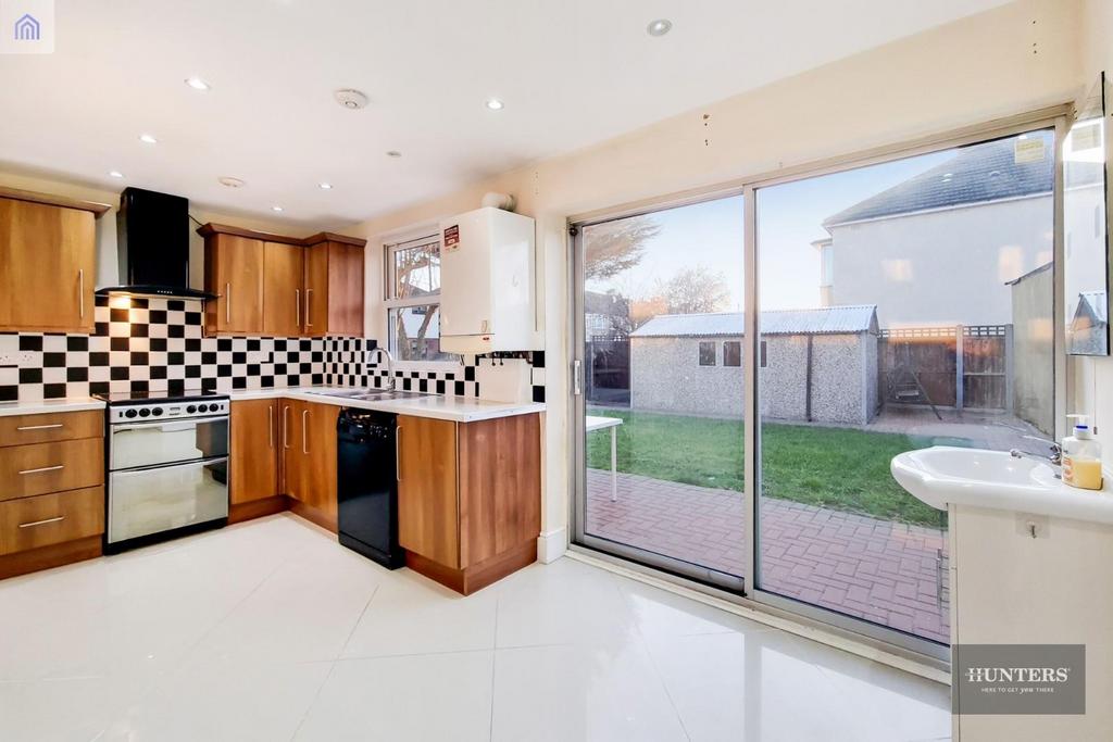 Jutsums Lane, Romford, RM7 3 bed semidetached house £500,000