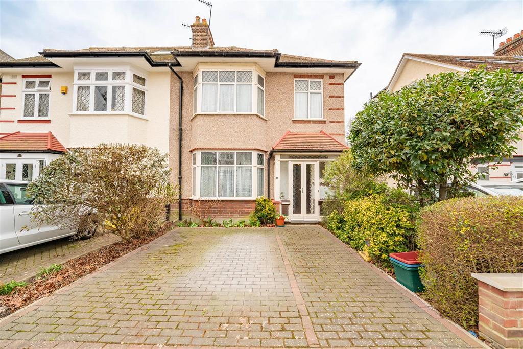 Boston Gardens, Brentford 3 bed semidetached house £765,000