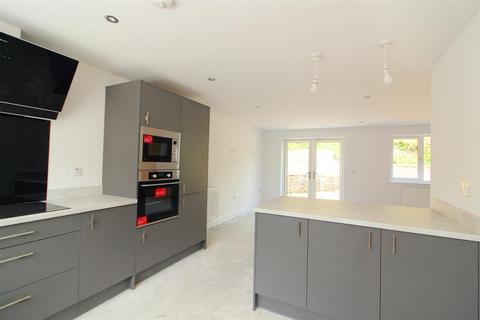 3 bedroom semi-detached house for sale, Station Road, Skelmanthorpe, Huddersfield, HD8 9BA