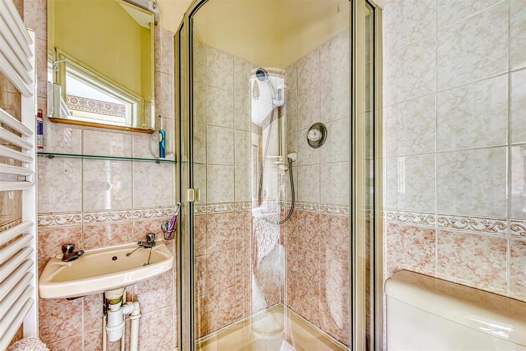 Cheviot House-bed1 ensuite.jpg