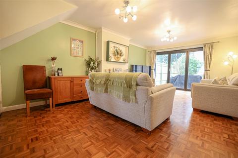 3 bedroom semi-detached house for sale - Neptune Drive, Hemel Hempstead, HP3