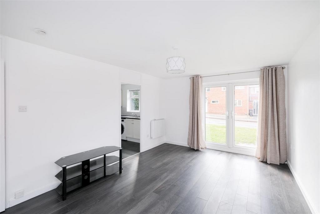 Trotwood, Chigwell 2 bed flat to rent £1,400 pcm (£323 pw)