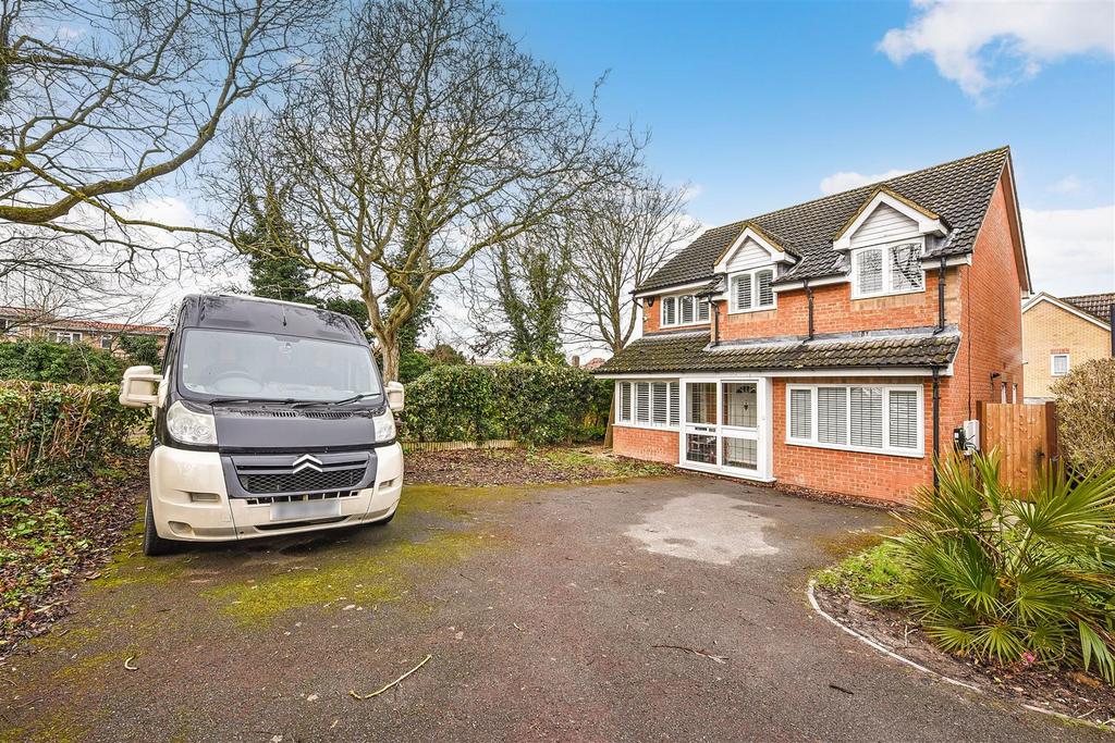 Winton Chase, Andover 4 bed detached house £450,000