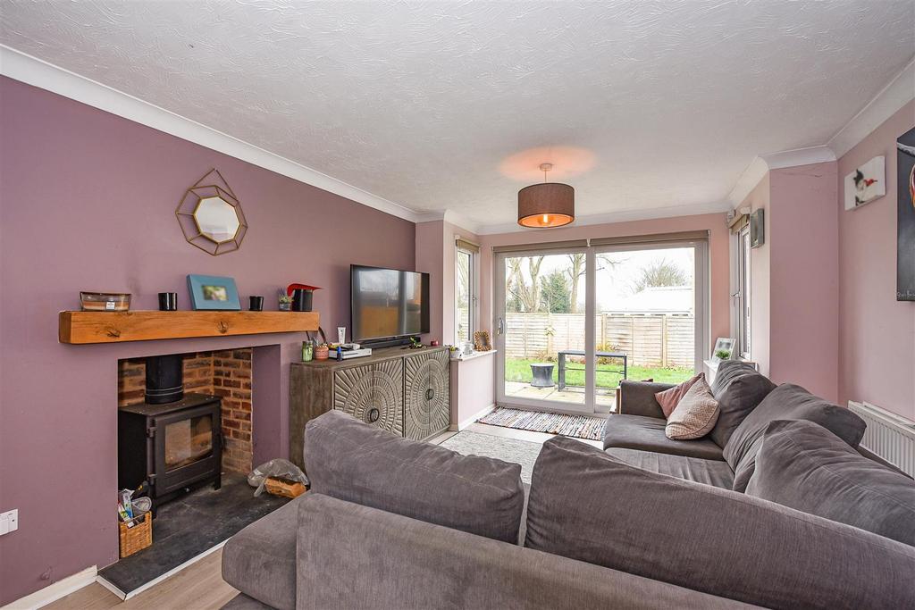 Winton Chase, Andover 4 bed detached house £450,000