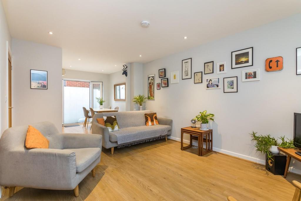 Connaught Mews, Melbourne Street... 4 bed terraced house £500,000