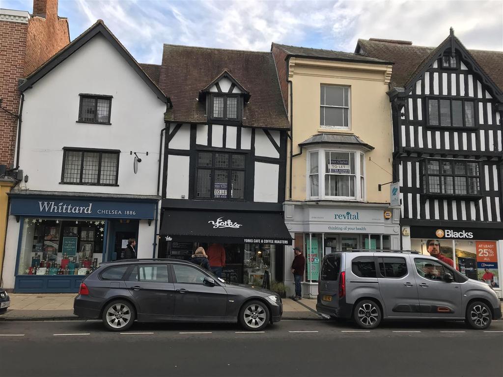 High Street, StratforduponAvon 2 bed flat £775 pcm (£179 pw)