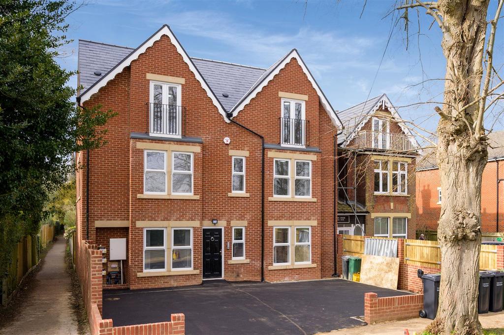 Avenue Road, Banstead 2 bed apartment £1,800 pcm (£415 pw)