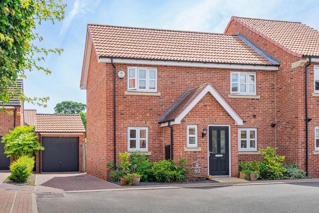 Dunelm Farm Close, Riccall, York 3 bed semidetached house £299,950
