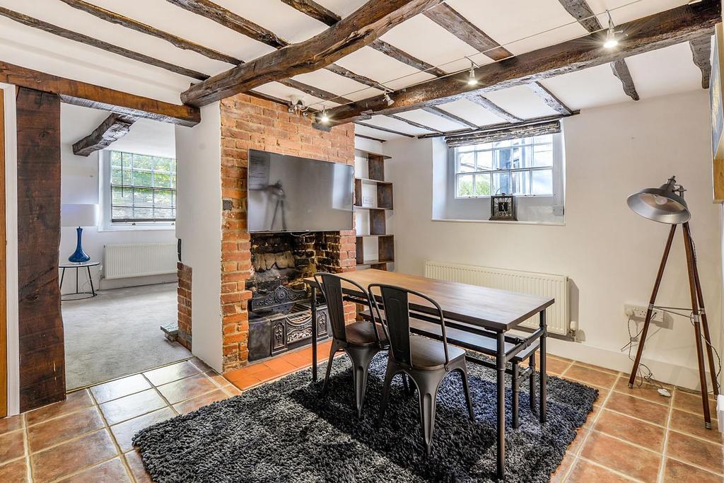 Swan Street, West Malling 3 bed end of terrace house £1,550 pcm (£358 pw)