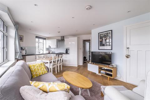 Flat 1a, Corner House Parade Epsom Road, Epsom, KT17 1NX