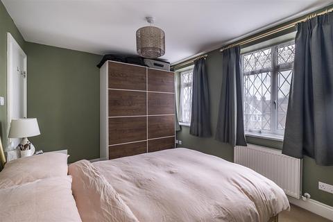 Flat 1a, Corner House Parade Epsom Road, Epsom, KT17 1NX