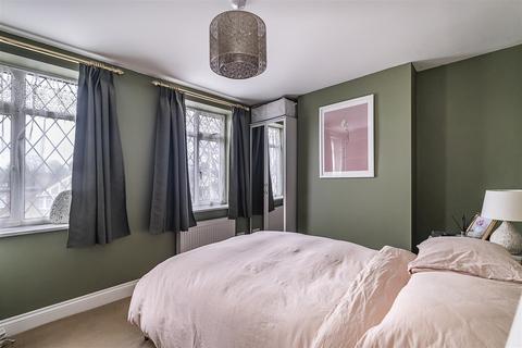 Flat 1a, Corner House Parade Epsom Road, Epsom, KT17 1NX