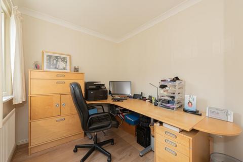 6 John Watkin Close, Epsom, KT19 7LW