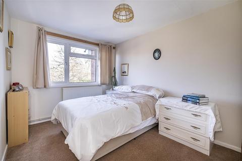 6 Andover Close, Epsom, KT19 9DB