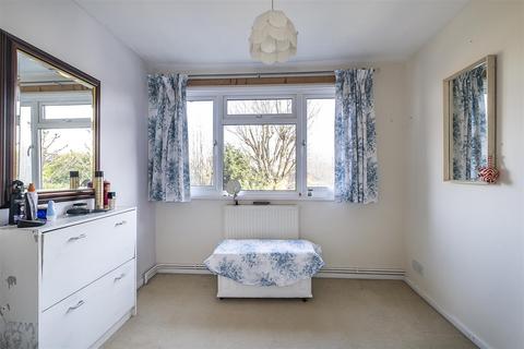 6 Andover Close, Epsom, KT19 9DB