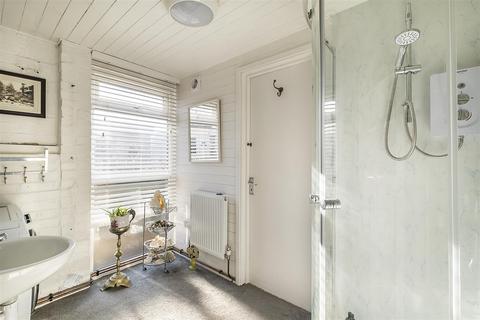 6 Andover Close, Epsom, KT19 9DB