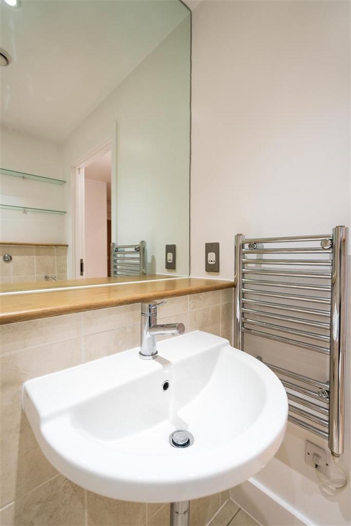 Apt U Redcliffe bathroom-1-2.jpg