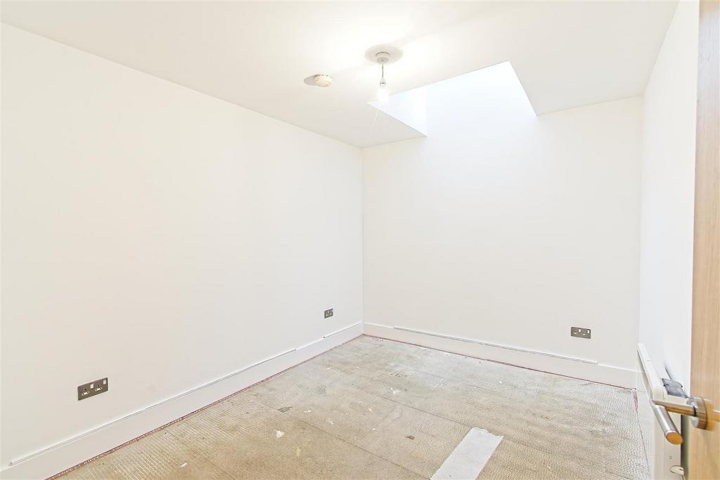 Apt U Redcliffe Bedroom1 00001.jpg