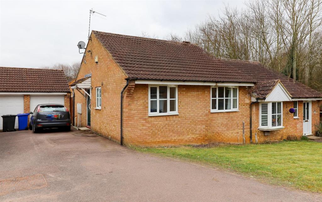 Horton Drive, Middleton Cheney, Banbury 2 bed semidetached bungalow