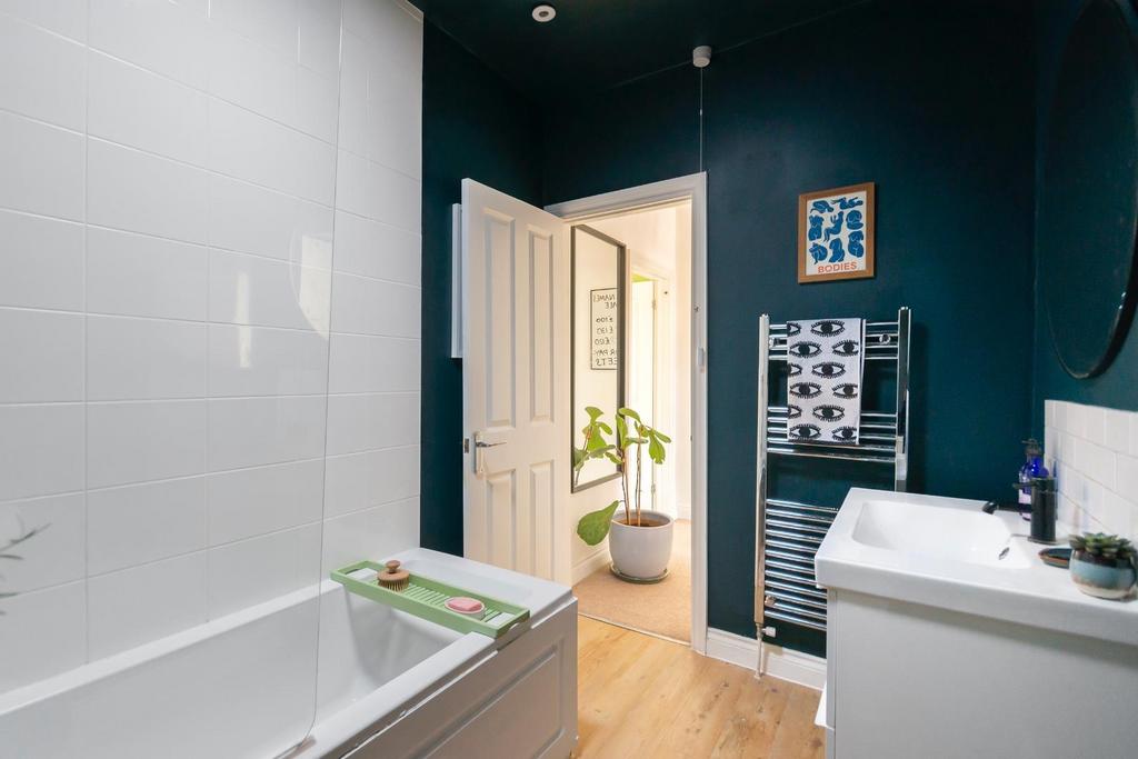 DAORHTROWSPOHSIB22 - Bathroom A.jpg