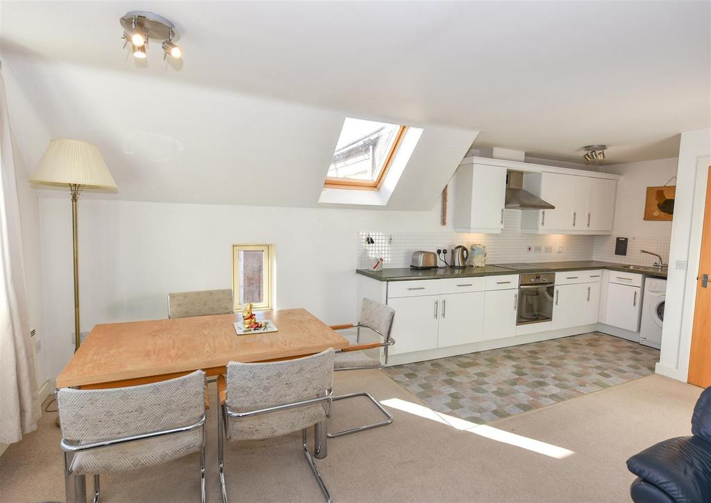 Bolton House, Nicholas Gardens, York 2 bed apartment £1,200 pcm (£277 pw)